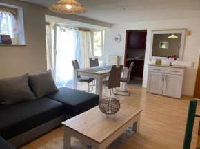 Studio-Appartement mit kleinem Wintergarten, Terrasse und Gartenbereich